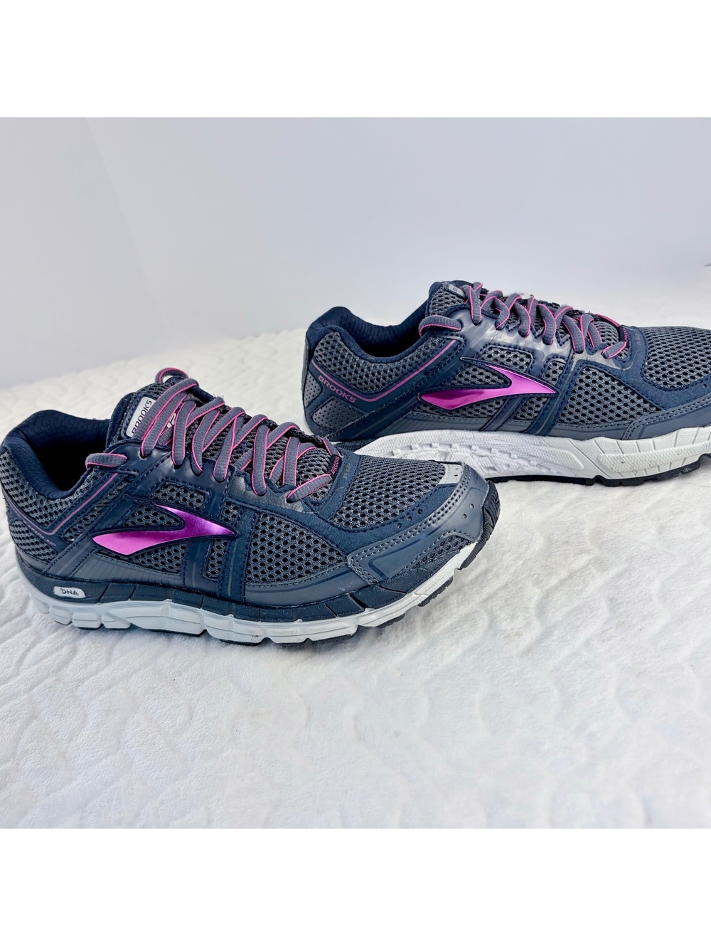 Brooks Addiction Size 8.5 Running Shoes Women’s Sneakers Navy with Pink Logo